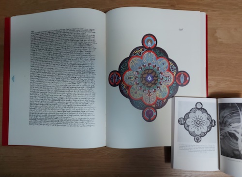 ユングの「赤の書」内のマンダラ105と、「黄金の華の秘密」内の「男性患者のマンダラ」